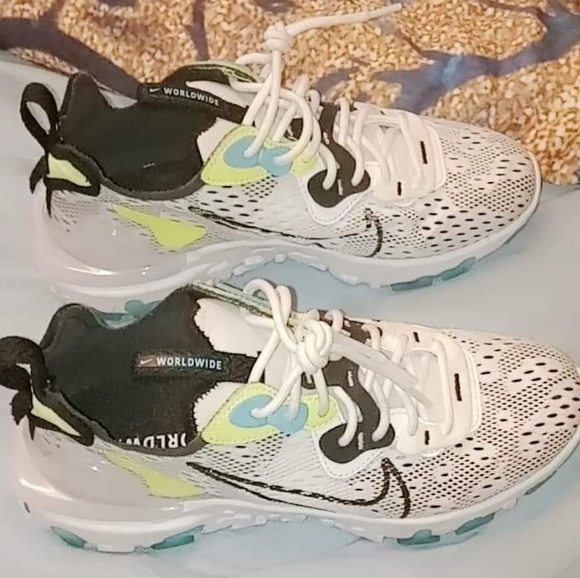 Woman's Nike Reacts - Picture 3 of 6